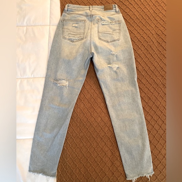 American Eagle Women’s Size 0 High Waisted Light Wash Distressed Jeans - Picture 2 of 2